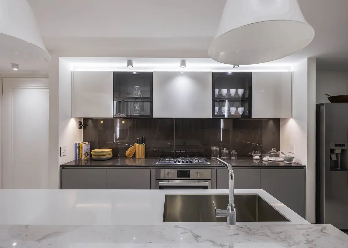 Cocina con isla de mármol