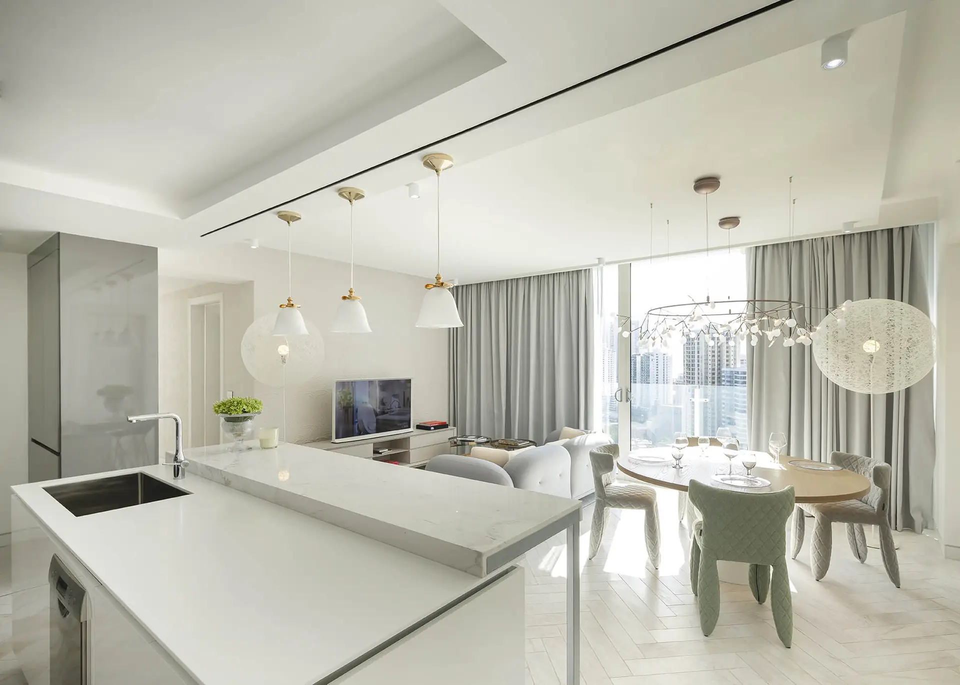 Sala, comedor y cocina abierta del apartamento modelo