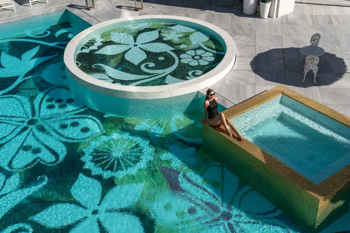 Piscina con mosaico de Marcel Wanders